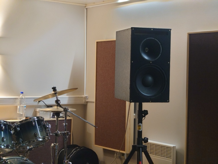 Finished carpet-covered PA two-way on a tripod stand in the rehearsal studio